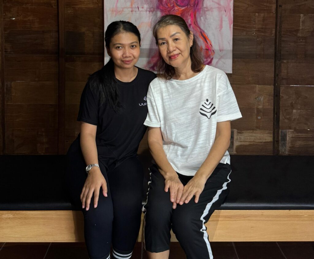 Bu Lydia, 62 tahun, berlatih Pilates untuk lansia bersama instruktur kami.