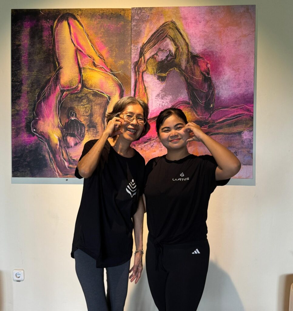 Ibu Yulia, 70 tahun, sedang melakukan Pilates untuk lansia di studio Lilates.